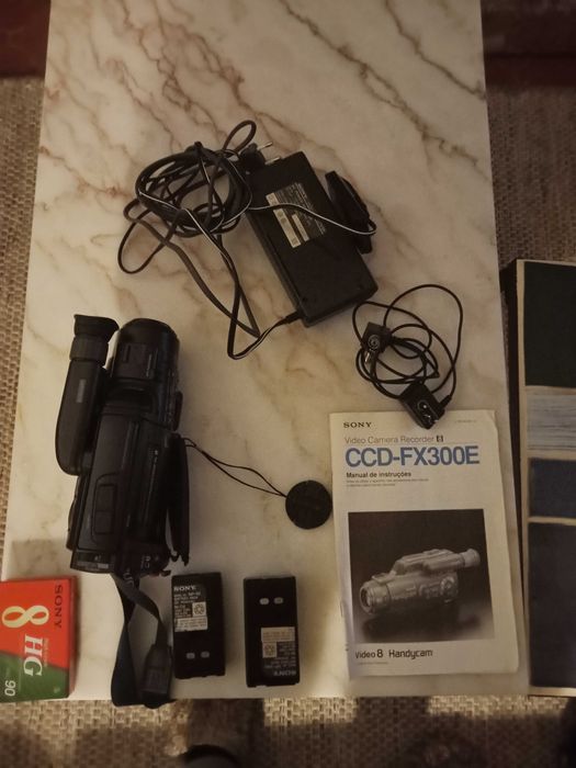 Câmara de Vídeo Sony CCD-FX300E Video8 + acessórios (funcional)