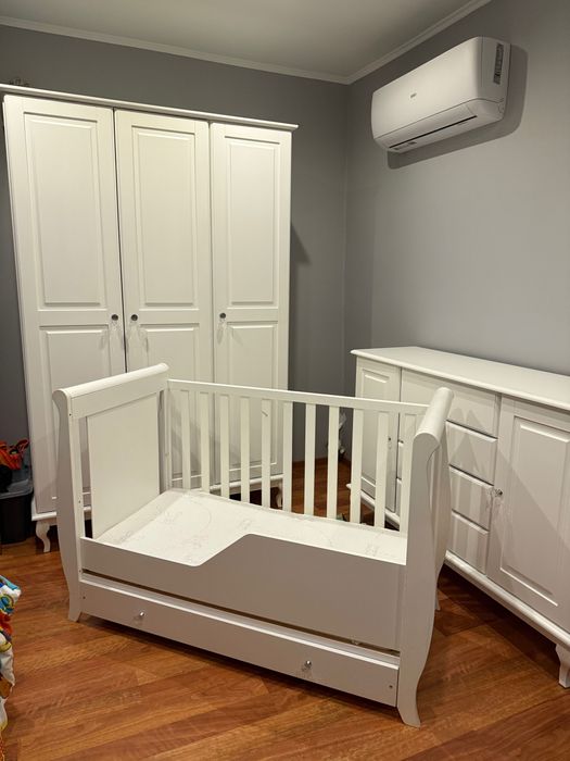 Eleganckie meble dziecięce łóżeczko niemowlaka, materac komoda szafa