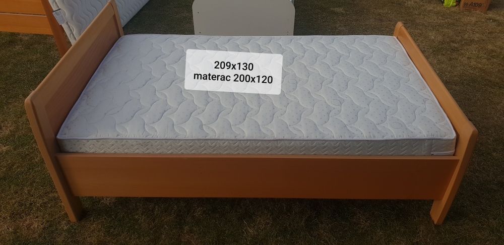 Łóżko z materacem