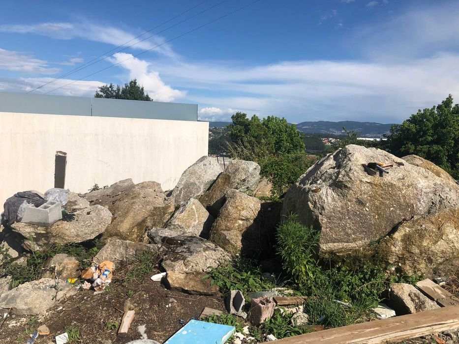 Ofereço pedras grandes de desaterro