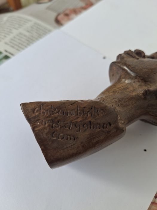 Pequeno busto em madeira