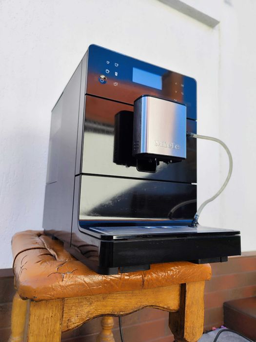 Кавомашина кавоварка MIELE CM 5300