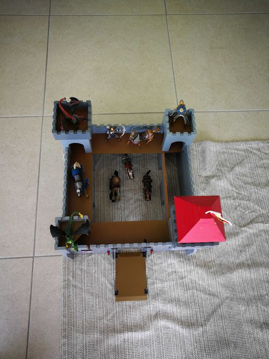 Castelo de madeira com figuras