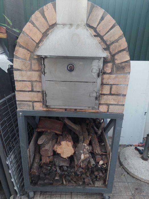 Forno a lenha com pouco uso