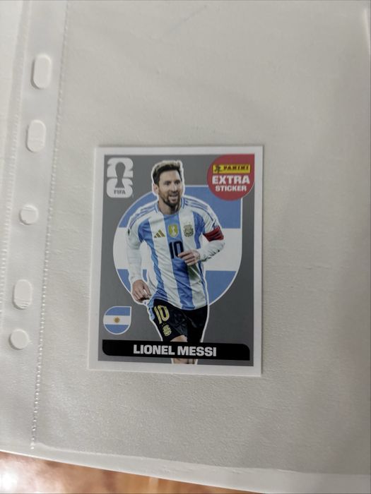 Título:  Lionel Messi Silver + Purple Extra Stickers Panini FIFA World Cup 2026 – Pack Fresh – Mint/NM