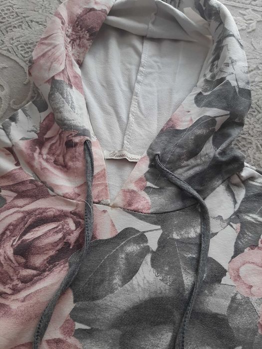 Bluza szara w kwiaty z kapturem