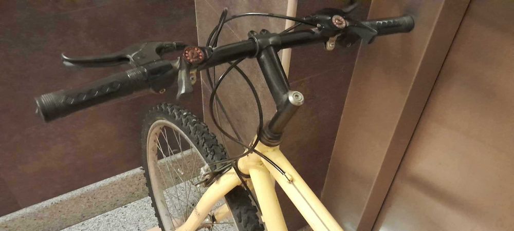 Bicicleta Esmaltina clássica amarela