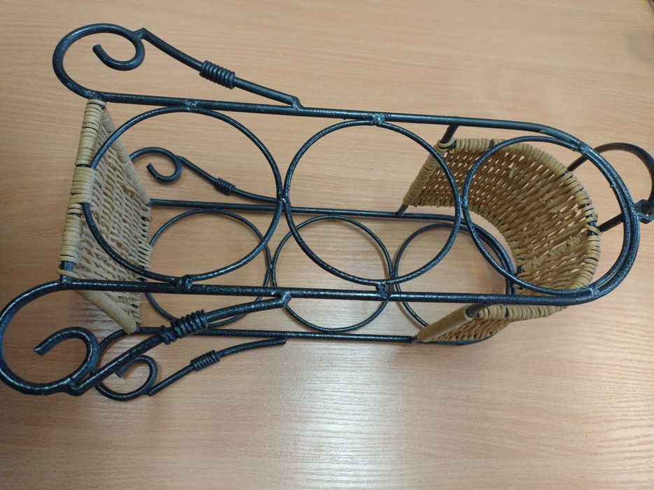 Ratanowy stojak do wina metaloplastyka