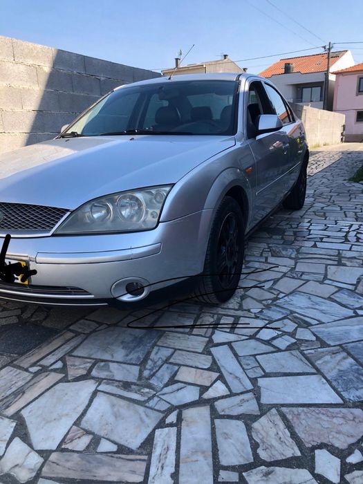 Ford Mondeo 2.0 TDCi Ghia (2001) – Muito Estimado, Bancos em Couro e Teto Panorâmico