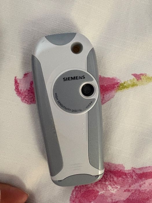 Telemóveis antigos anos 2000 (Nokia, iPod, Siemens)