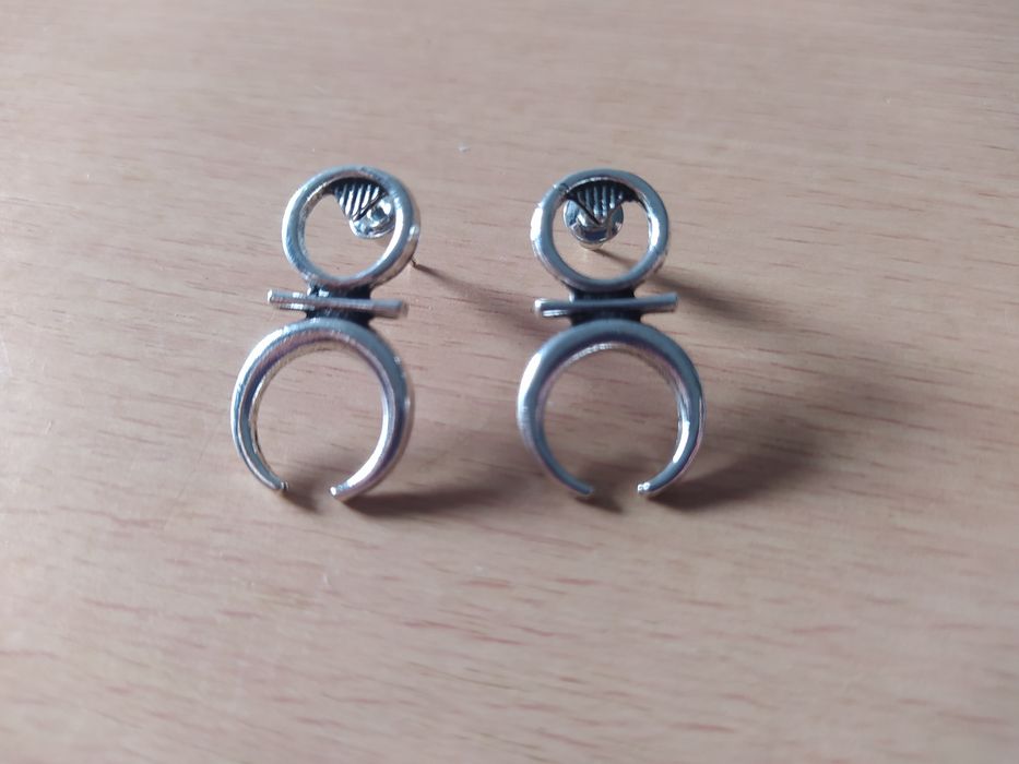 Brincos prateados meia lua NOVOS