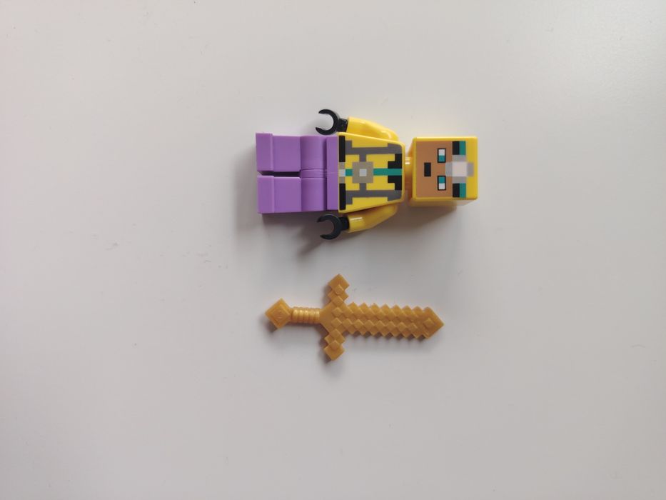 Figurka lego minecraft z bronią