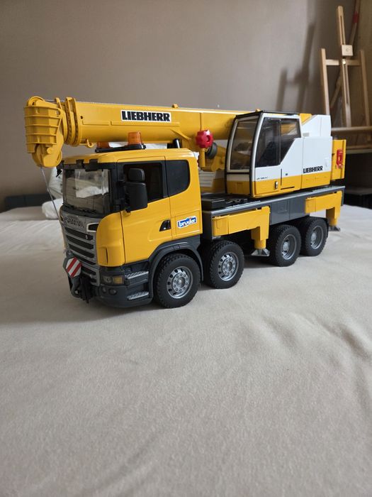 Zabawka bruder dźwig scania