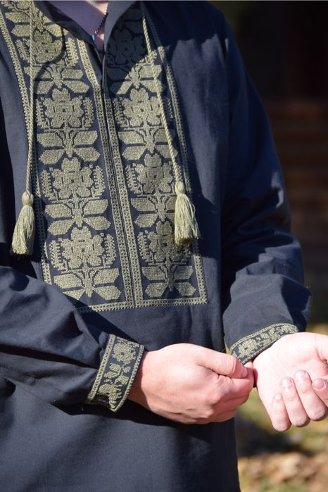 Чоловіча вишиванка чорного кольору