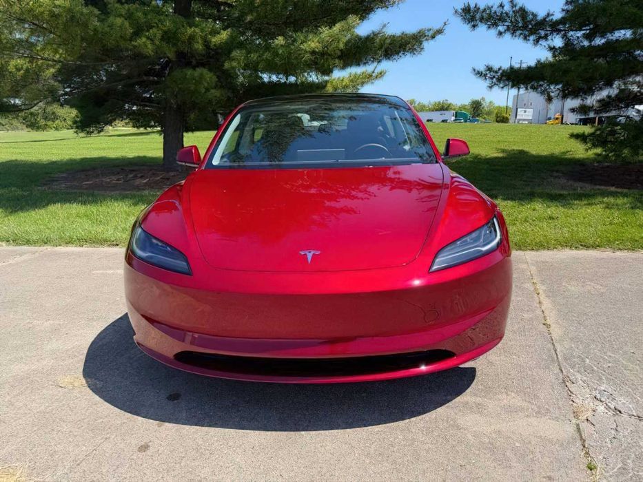 Tesla Model 3 Long Range      2025