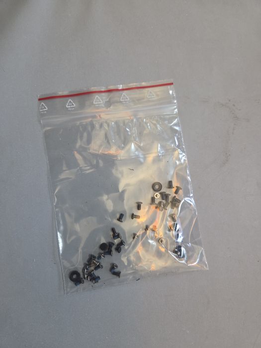 Sprzedam nzestaw śrubek do laptopa MSI VR601 MS 163C