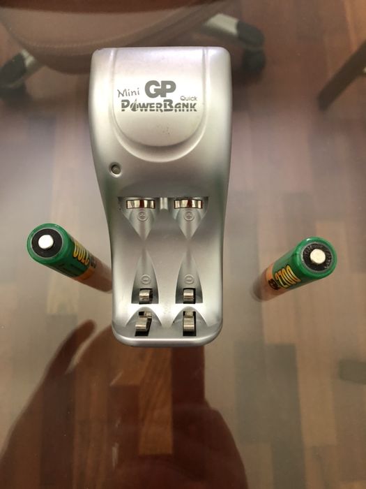 Carregador de pilhas com 2 pilhas AA