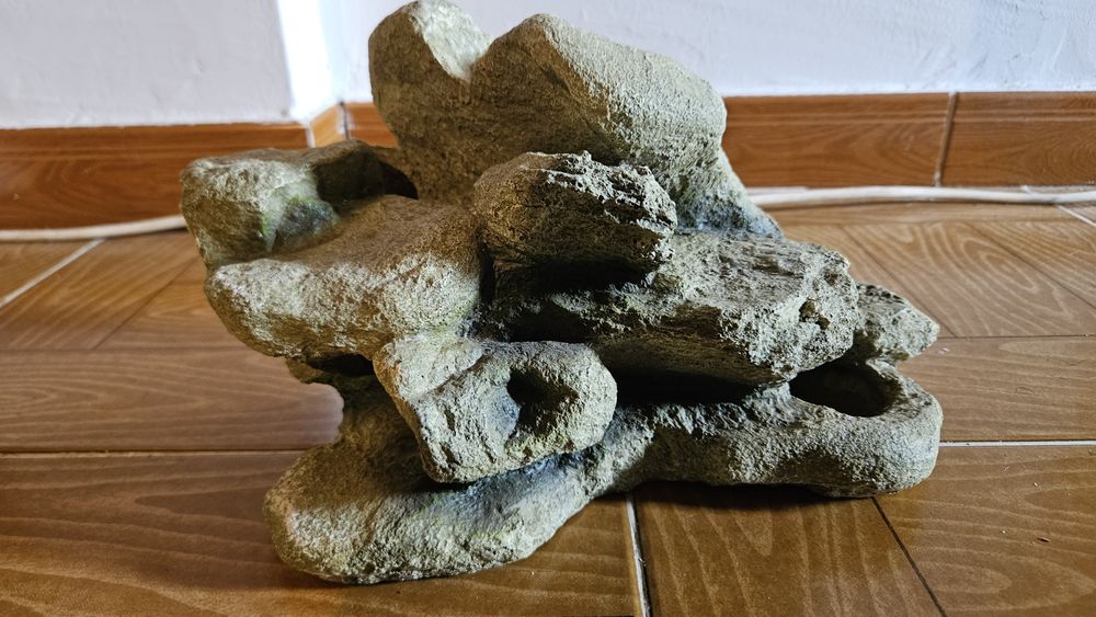 Rocha Grande de Plástico com Toca para Aquário