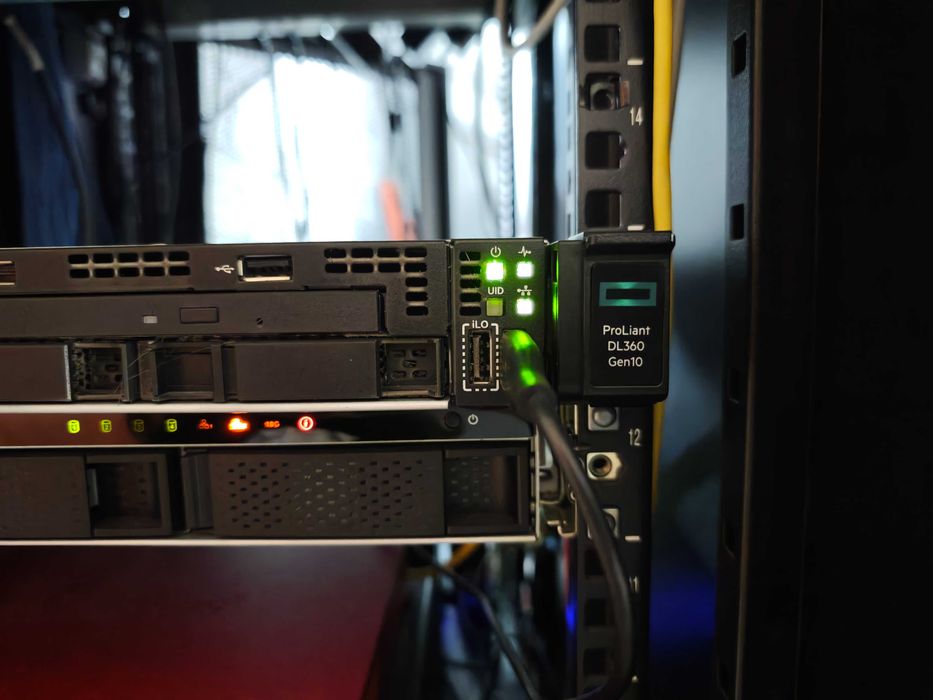 Servidor HP Proliant DL360 Gen10 com bastidor, UPS, NAS QNAP e NAS Synology