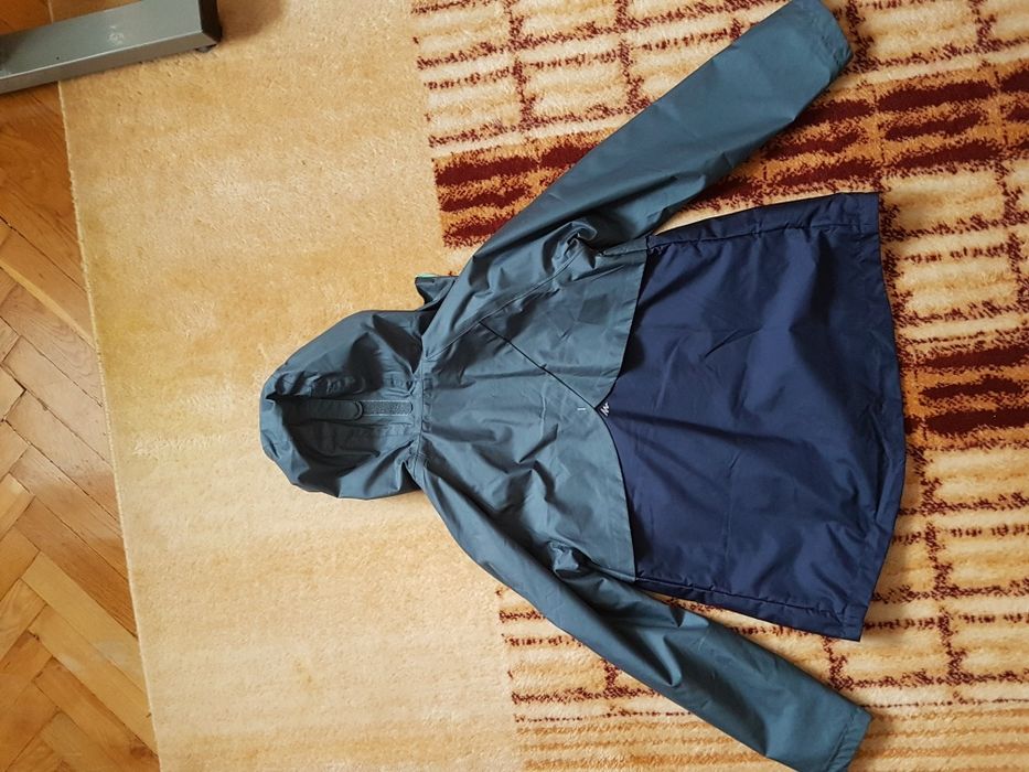 Дождевик ветровка на девочку 10-11 лет. Quechua 141-148