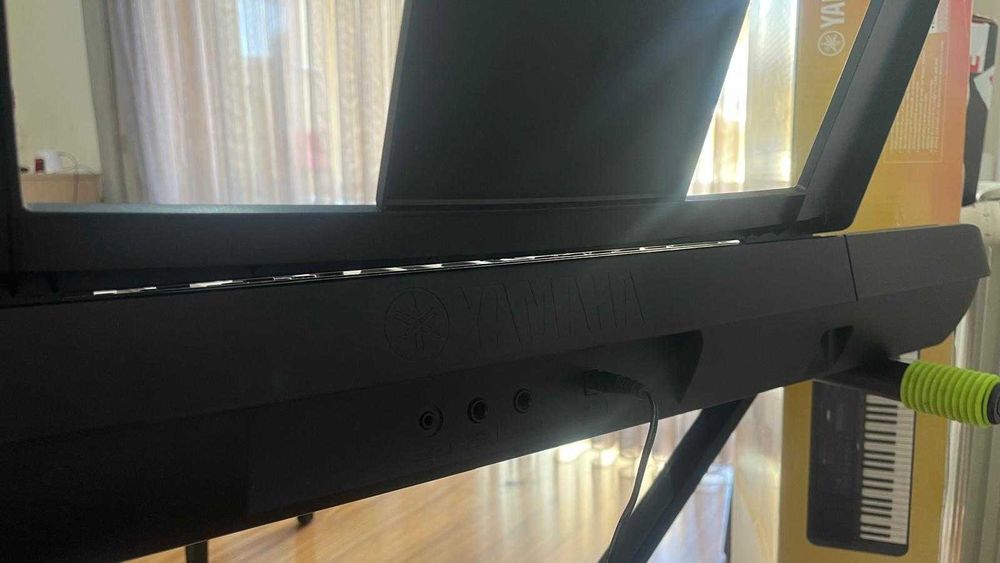 Teclado Yamaha PSR-E273 + Suporte Gravity KSX 1 – Como Novo