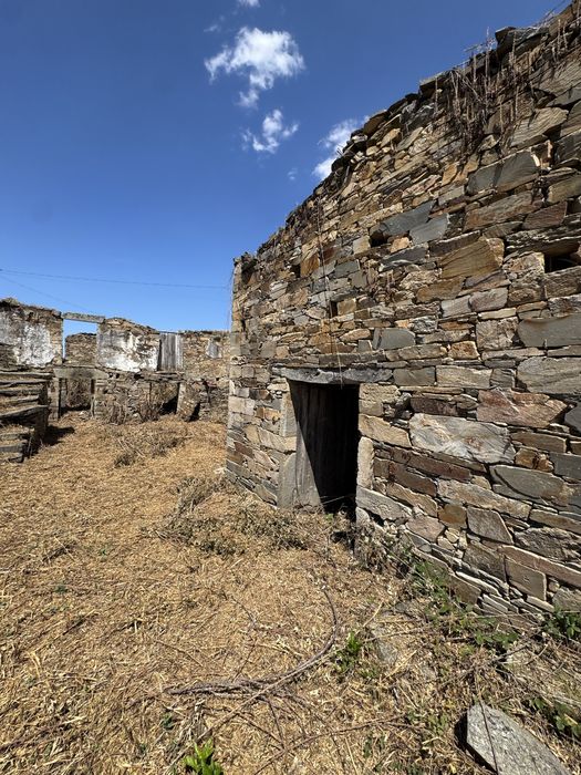 [Venda Particular] Terreno Urbano de 250m² com Ruína e Palheiro em Pedra – Mirandela