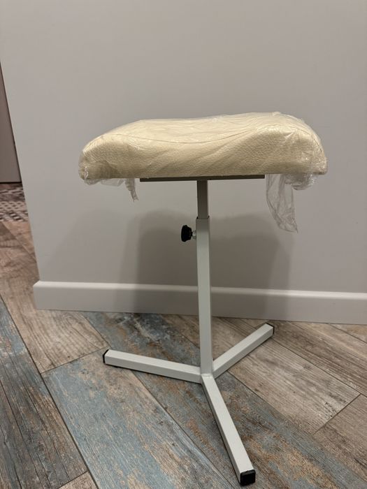 Дзеркало настінне, рукомийник, підставка для педикюру