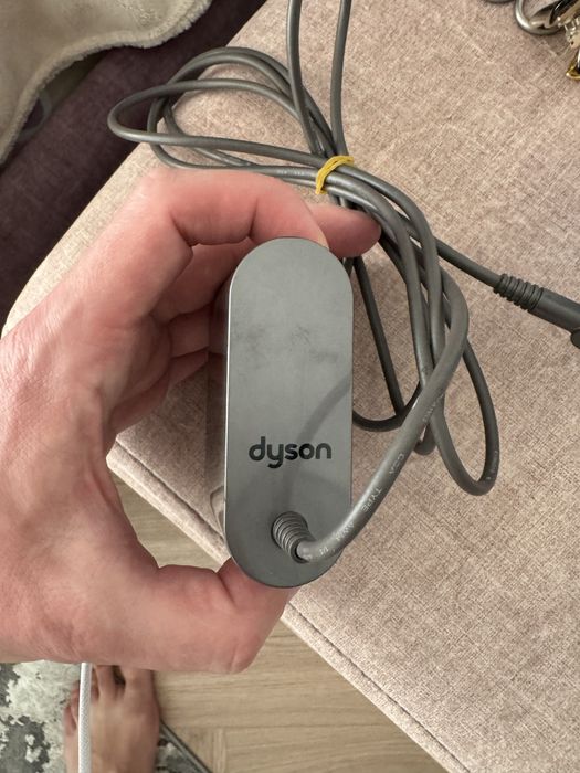 Dyson V12 пилесос зарядний пристрій