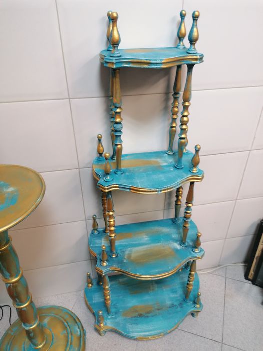 Estante em madeira em tons de azul e dourado
