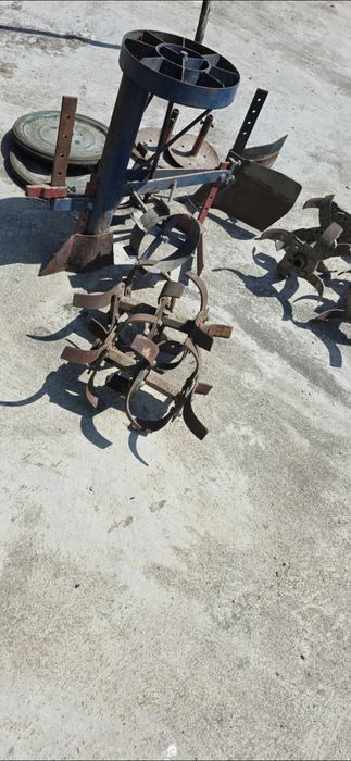 Trator pequeno  com acessórios