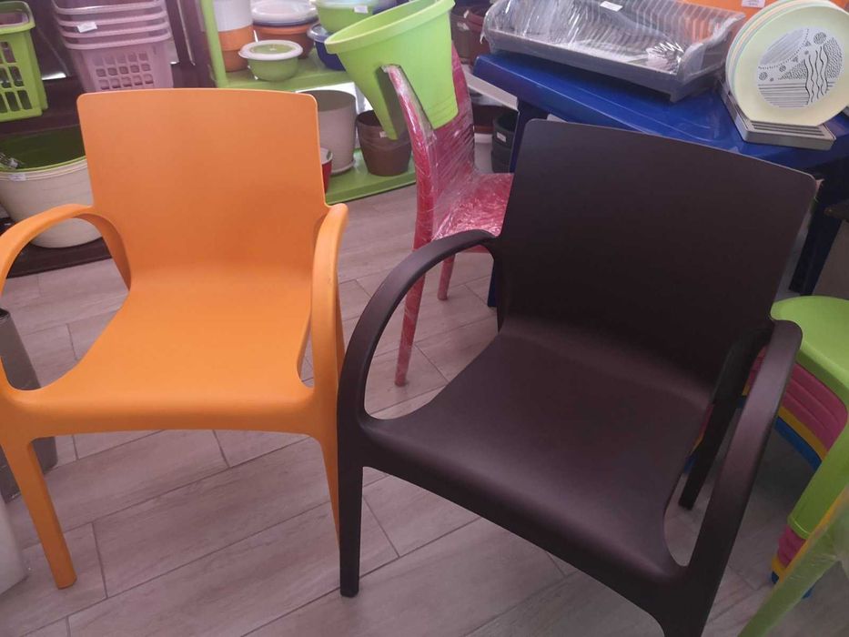 Стулья пластиковые "Эмма" и "Гектор", производитель Алеана