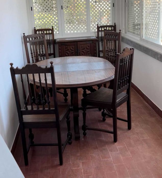 Mesa de madeira maciça com 4 cadeiras