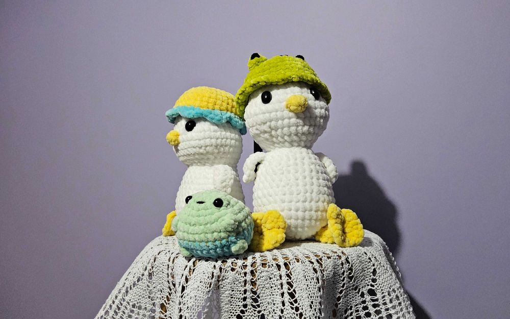 Słodziachna kaczka z kapeluszem żabką z miękkiej włóczki