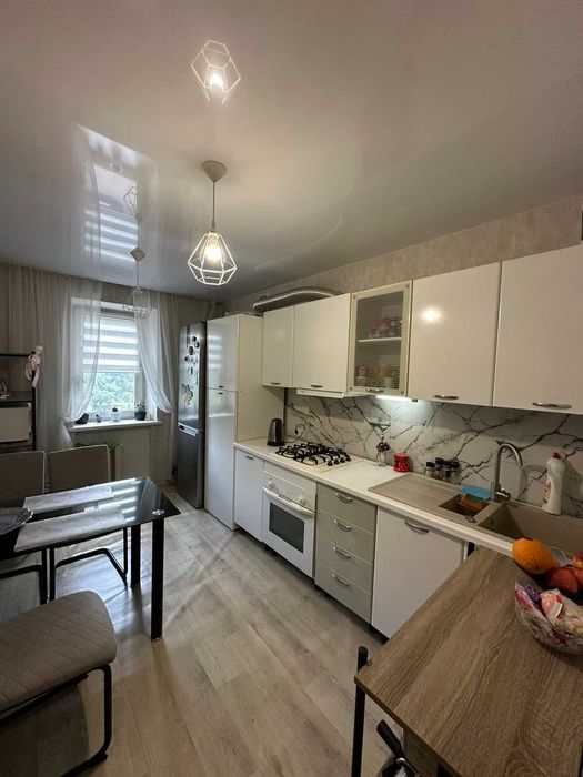 Продаж 4 кімнатної • З ремонтом • Центрі міста