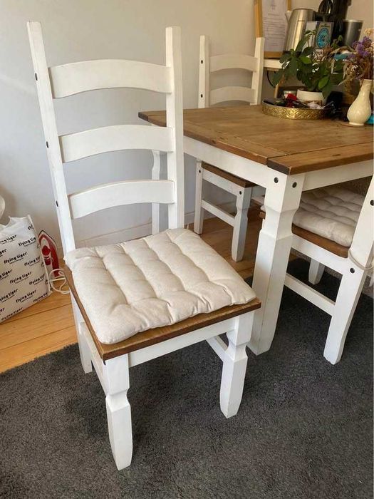 Mesa de jantar grande com 4 cadeiras