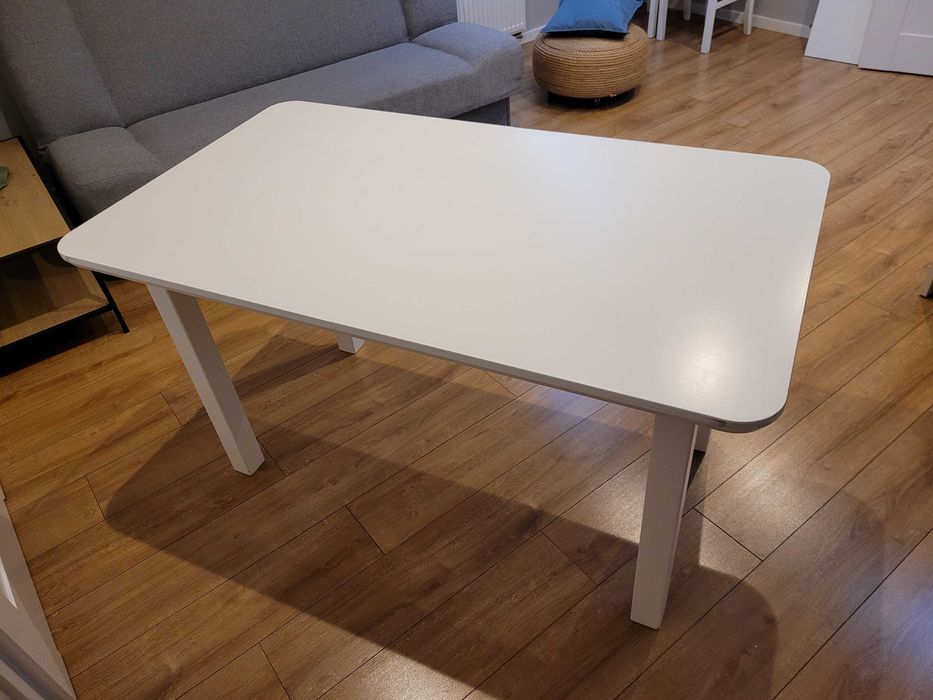 Bialy stol jadalniany rozkladany 140-180 z 4 krzeslami