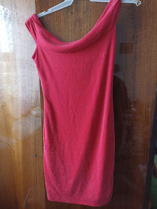 Czerwona błyszcząca sukienka mini