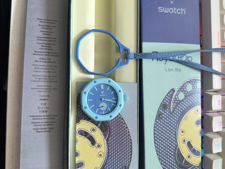 Swatch x AP Lan BA SSX03L100N– niebieski dial, 90h rezerwy, modułowy POP, zestaw