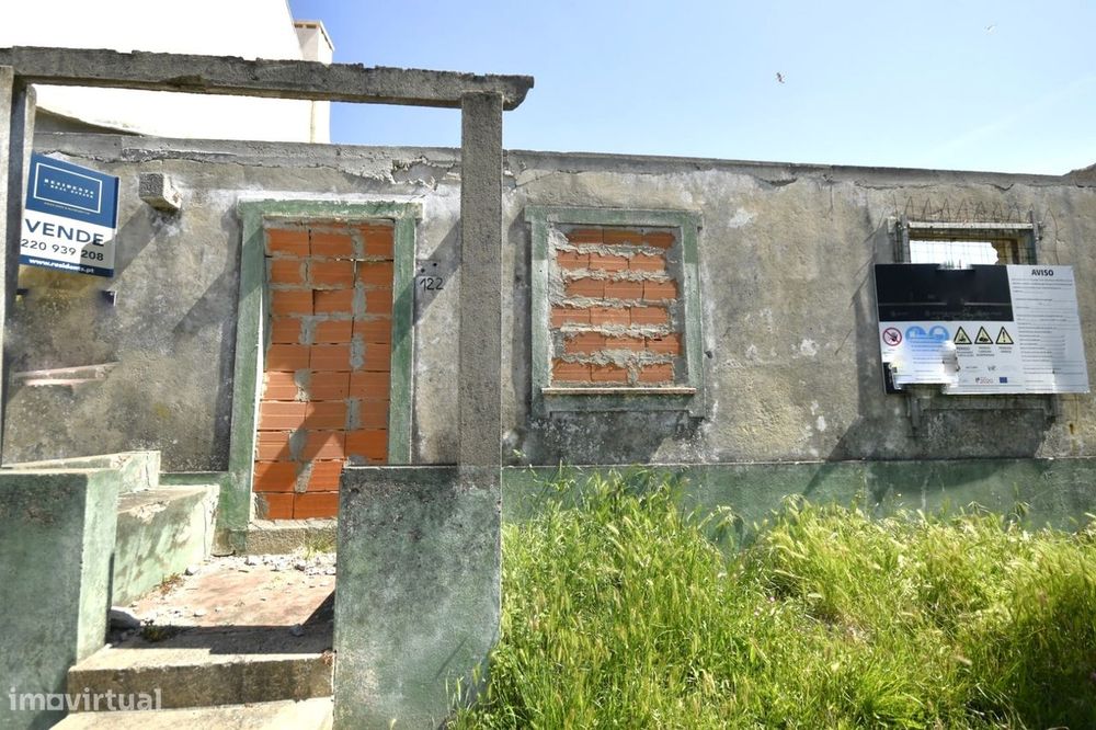 Plot of Land with Dilapidated House for Construction in Condomínhas