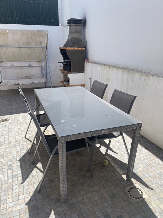 Mesa de exterior mais 4 cadeiras