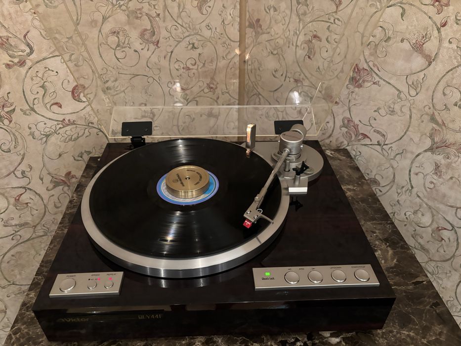 Програвач вінілу VictorQLY44