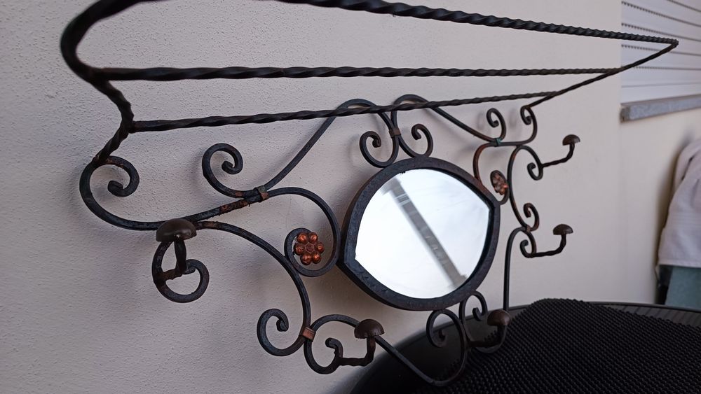 Espelho com cabide e prateleira muito antigo