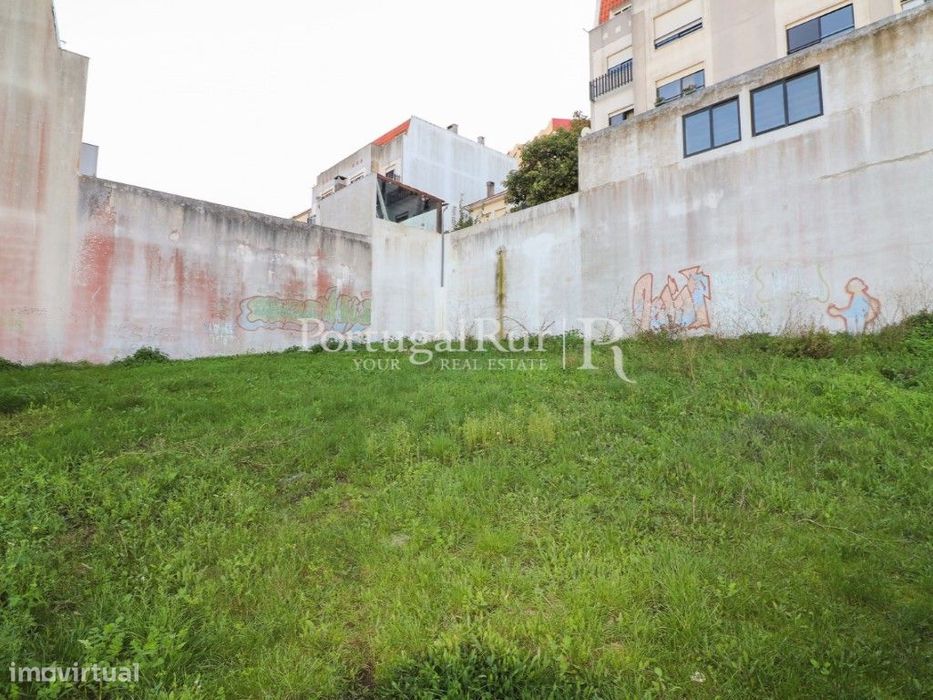 Lote com 297,97m2 para construção em Mina de Água, Amadora