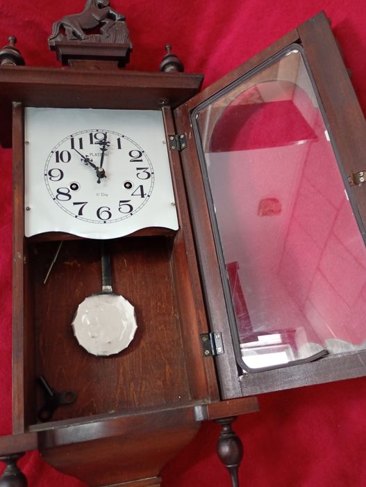 Relógio de madeira antigo