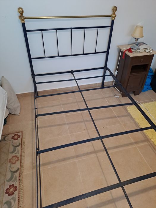 Cama em ferro antiga azul