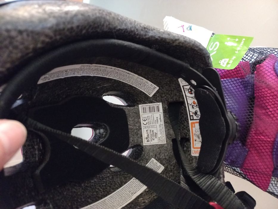 capacete e protecção joelhos mãos e cotovelos