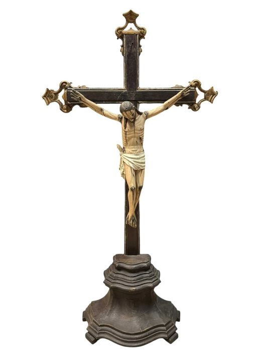 Crucifixo em bronze