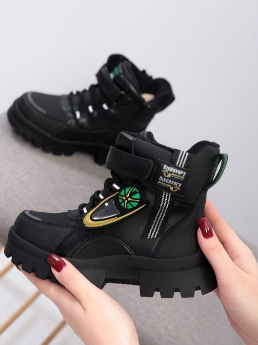 Дитячі зимові черевики.