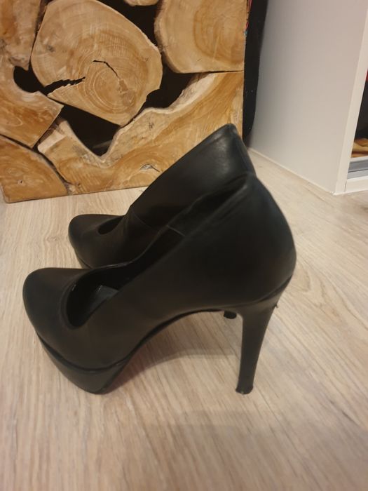 Szpilki czarne Prima Moda 37 z czerwona podeszwa