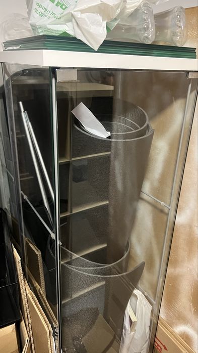 2 vitrines da IKEA - branco e bege - como novas